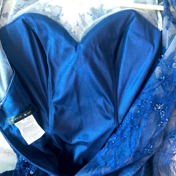 Gorgeous embellished blue backless gown size 4 - Picture 12 of 16